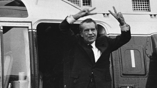 Richard Nixon antes de abordar un helicóptero tras su renuncia a la presidencia en 1974