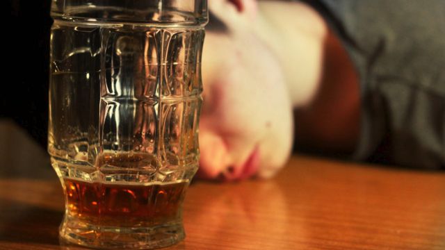 Безалкогольне пиво чи алкоголь у малих дозах - не вихід для людей з залежністю. Це все одно рано чи пізно звершиться запоями