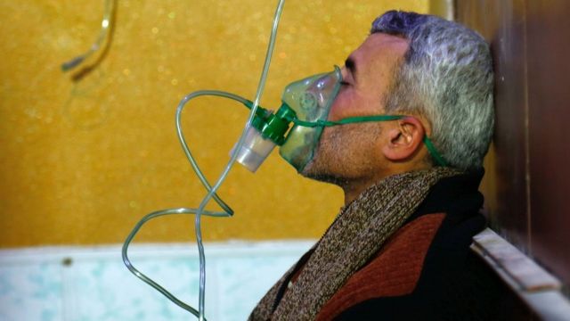 Un ciudadano sirio porta una máscara de oxígeno en la región de Guta.