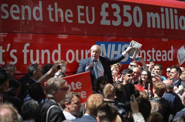 "Мы платим ЕС 350 млн фунтов в неделю. Лучше пустим их на здравоохранение", - гласила надпись на автобусе Джонсона в дни кампании к референдуму