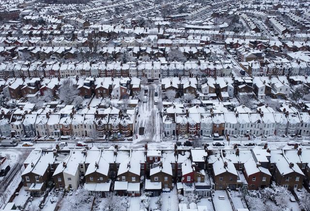 منازل وطرقات مغطاة بالثلوج في شمال لندن. وسقطت الثلوج على أجزاء من بريطانيا، مما تسبب في اضطرابات في السفر والانتقالات.