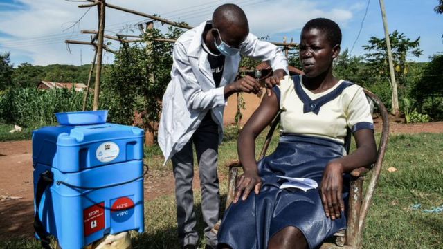 سيدة في كينيا تحصل على التطعيم