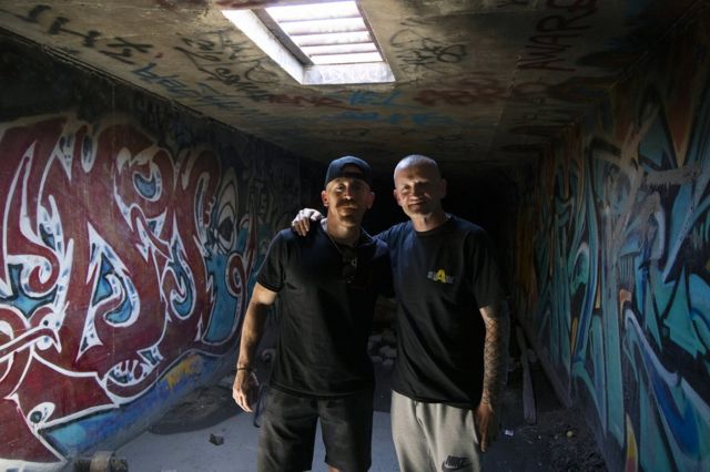 Joe Riordan y Robert Banghart, voluntario y director de divulgación de Shine A Light, quienes descienden cada sábado a los túneles a visitar a sus habitantes y ofrecerles ayuda, en un túnel de Las Vegas, Nevada, Estados Unidos, el 29 de abril de 2023.