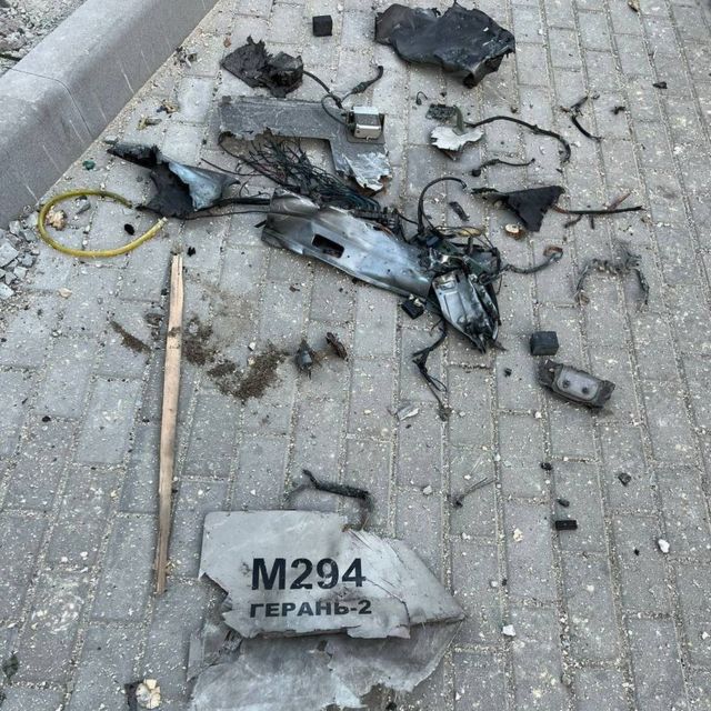 El alcalde Klitschko compartió en Telegram una foto de lo que dijo eran fragmentos de un dron kamikaze.