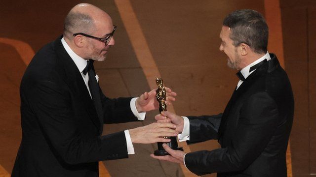 El director de "Sin novedad en el frente" recibe el Oscar a mejor película internacional