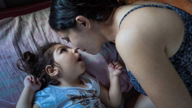 Madre mira a su hija