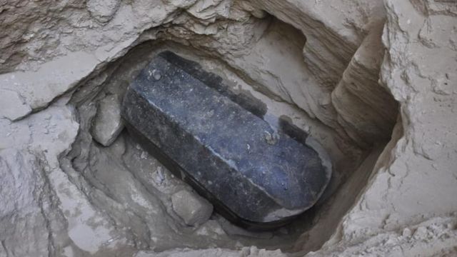 Sarcófago preto de granito encontrado na cidade de Alexandria