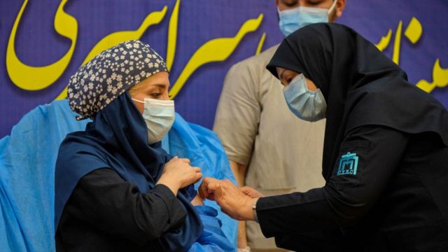 ممرضة تعطي القاح الروسي لامرأة من الكادر الطبي الإيراني خلال حفل بدء التطعيم في مستشفى غربي طهران يوك 9 فبراير 2021.