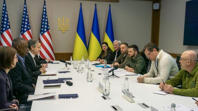 Rénion des délédos ukrainienne et américaine Kiev