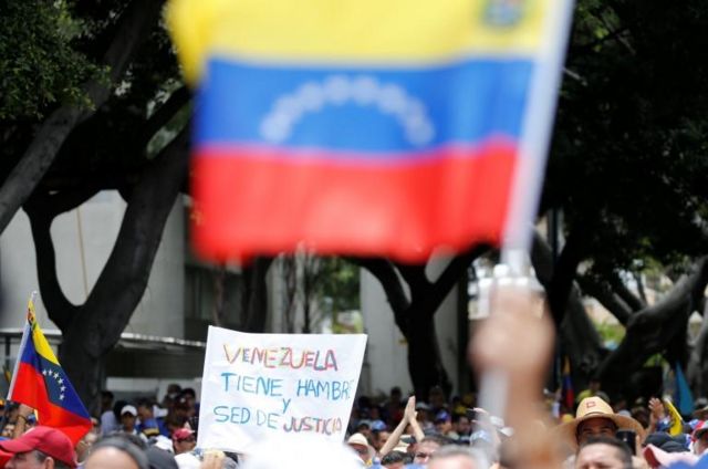 Bandera de Venezuela en protesta.