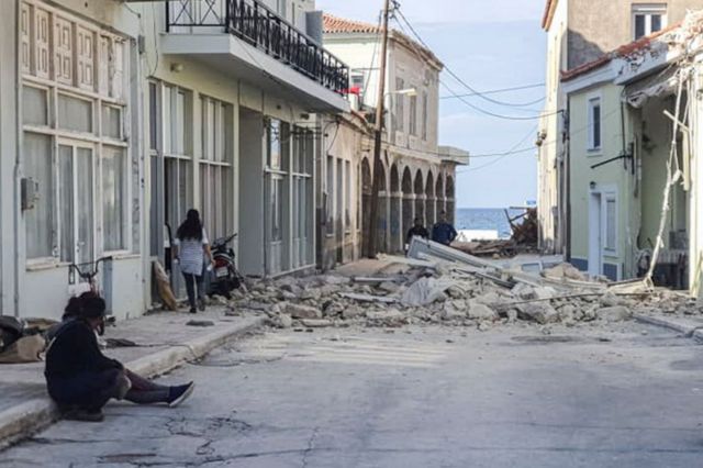 یکی از کوچههای منتهی به دریا در جزیره ساموس یونان. در این جزایر دهها ساختمان خراب شده است