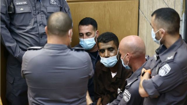 زكريا الزبيدي في المحكمة الإسرائيلية بعد إعادة اعتقاله