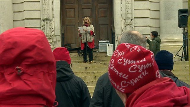 Caryl Parry Jones yn annerch y dorf