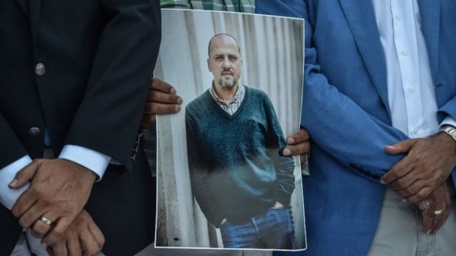 İstanbul Çağlayan Adliyesi önünde, destek verdikleri gazeteci Ahmet Şık'ın fotoğrafını taşıyanlar
