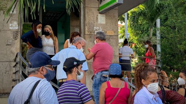 Cola en La Habana.