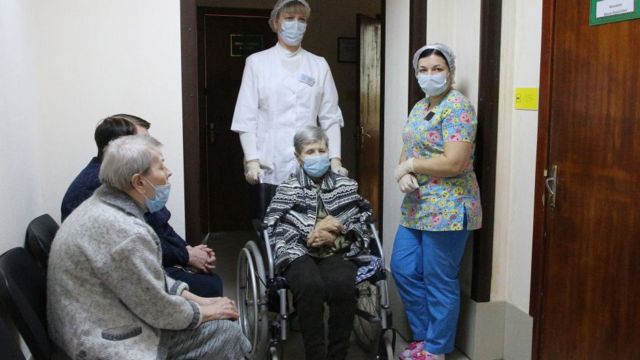 Idosos em lar de repouso na Rússia sendo vacinados