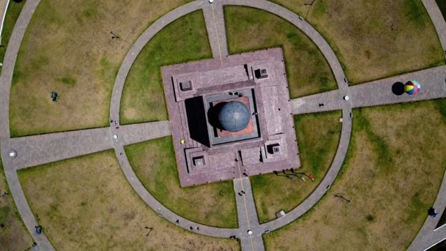 El monumento del centro del mundo en Ecuador desde el aire