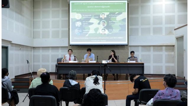 งานเสวนา "ปฏิรูปกองทัพ" จัดขึ้นที่ห้องประชุมอนุสรณ์สถาน 14 ตุลาฯ สี่แยกคอกวัว โดยคณะประชาชนเพื่ออิสรภาพ