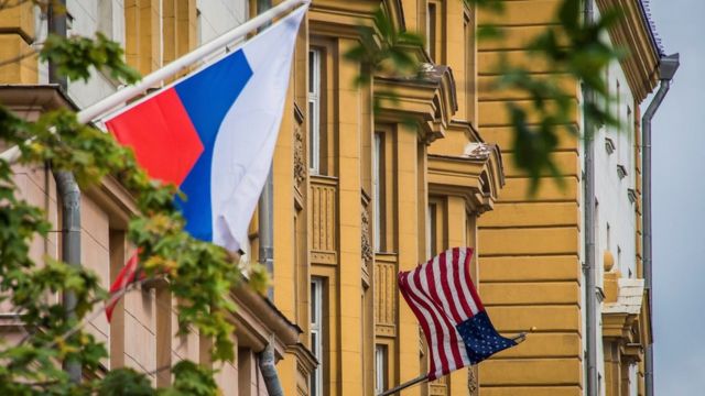 Una bandera rusa ondea cerca del edificio de la embajada de Estados Unidos en Moscú.
