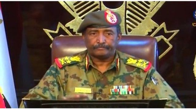 Le chef du Conseil militaire de transition, le général Abdel Fatah Burhan, condamne "le blocage de routes" de la capitale par les manifestants.