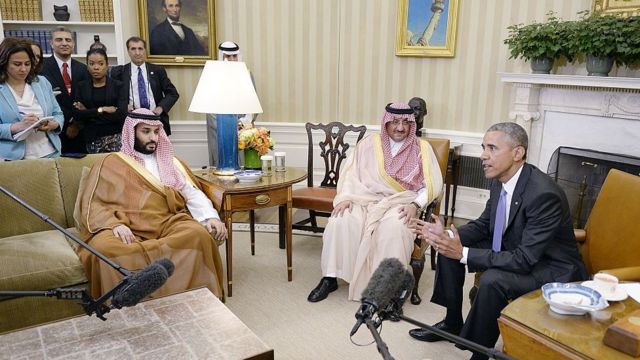 اوباما وولي العهد السعودي السابق محمد بن نايف (وسط) ومحمد بن سلمان في البيت الأبيض