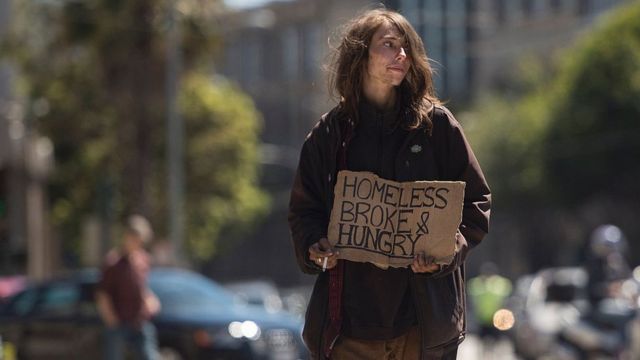 Una mujer sin hogar pide dinero en la calle en San Francisco.