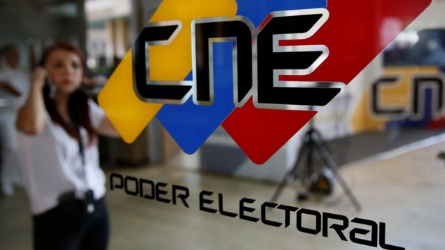 Una puerta con el logotipo del CNE