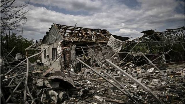 منزل تحول إلى حطام بفعل قصف صاروخي في مدينة سلوفيانسك بإقليم دونباس.