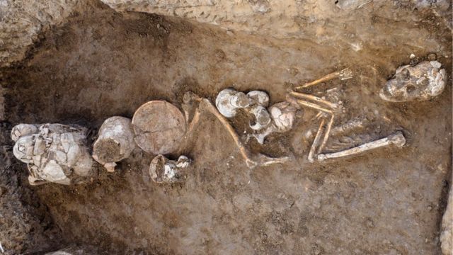 Squelette et poterie dans la tombe cananéenne