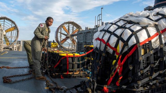 La Marina de EE.UU. preparan el material recuperado en el Océano Atlántico