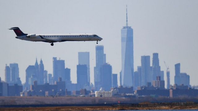 Un avión de Delta aterrizando en Nueva York