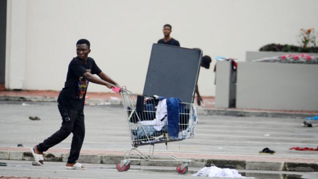 Chariot à pousser Pesin wey dey avec TV à l'intérieur