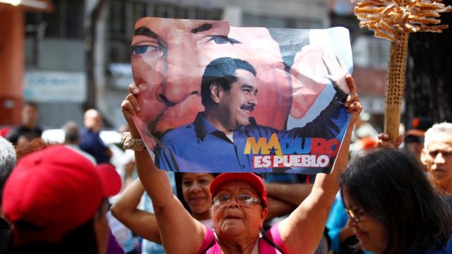 Mujer con un cartel de apoyo a Maduro