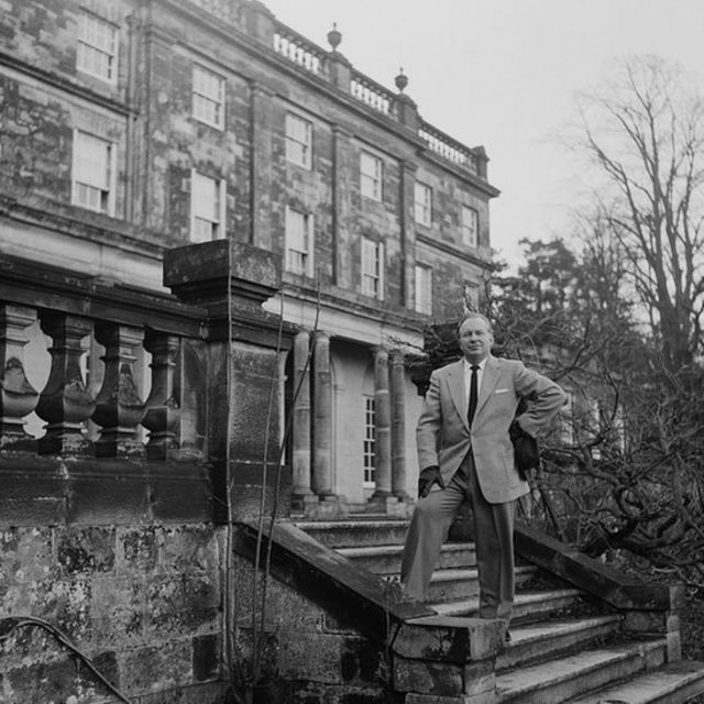 L Ron Hubbard, frente a su mansión en East Grinstead