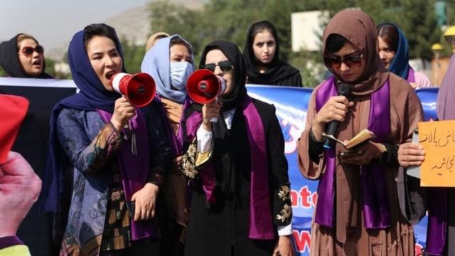 কাজ করার অধিকারের দাবিতে বিক্ষোভ করে আফগান নারীরা