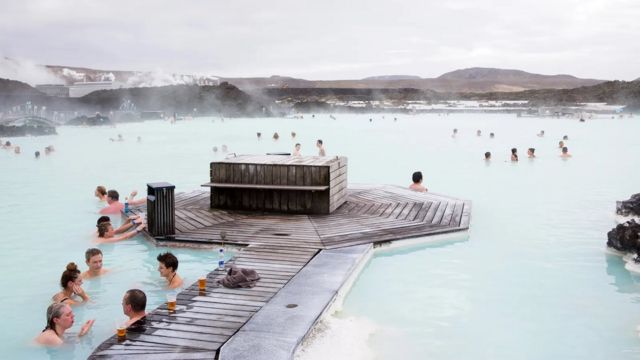冰岛的蓝泻湖是最著名的天然泳池之一（Credit: Getty Images）(photo:BBC)