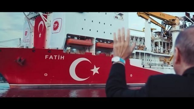 آقای اردوغان در حال بدرقه یکی از کشتی‌های حفاری ترکیه