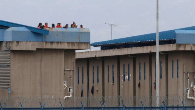Presas de Latacunga en la azotea de la cárcel.