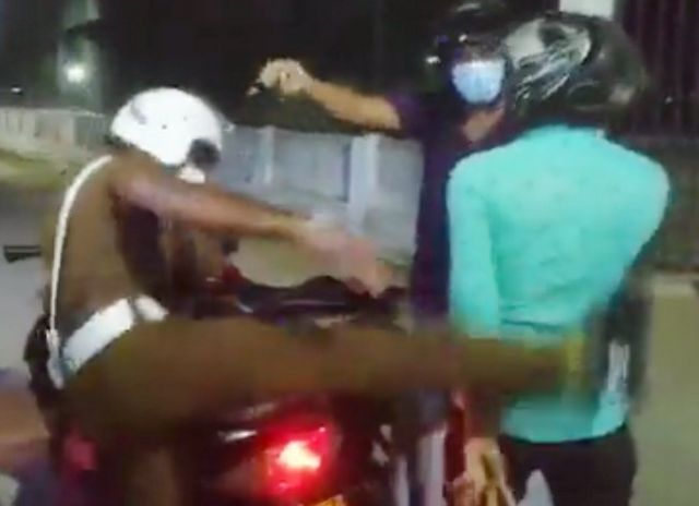 போலீஸ் தாக்குதல்