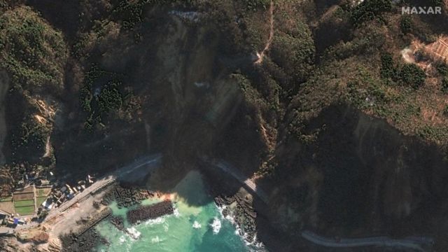 地震による土砂崩れで通行できなくなっている国道249号（石川県珠洲市仁江町、米マクサー社の人工衛星画像）