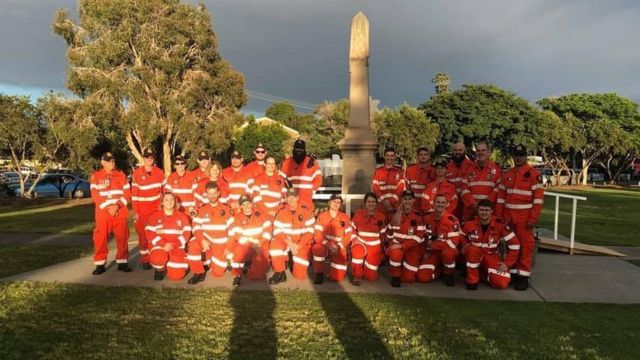 Ridel junto al equipo de trabajo comunitario para SES en Redland Bay Queensland.