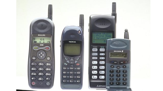১৯৯০এর দশকের কিছু মোবাইল ফোন।