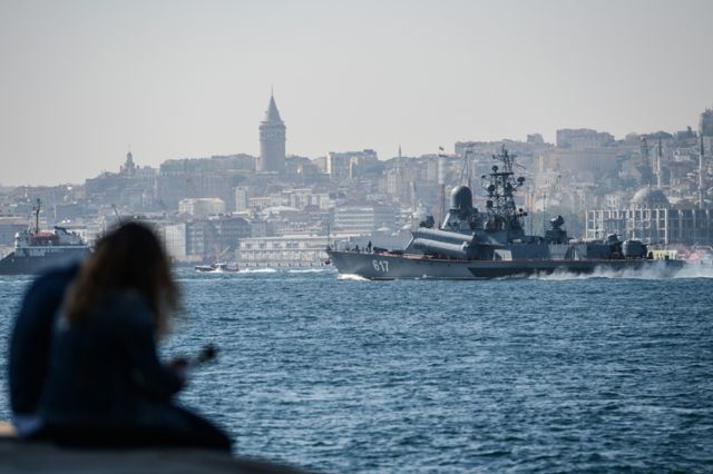 Rus korveti Mirazh İstanbul'dan geçerek Suriye'ye giderken
