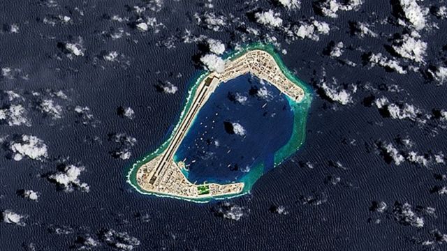 Una imagen satelital del arrecife Subi, una isla artificial que se está desarrollando en el mar de China Meridional.