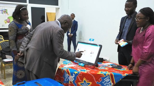 Umugabo arimo aragerageza imashini bashaka gukoresha mu mtaro yo muri Kongo