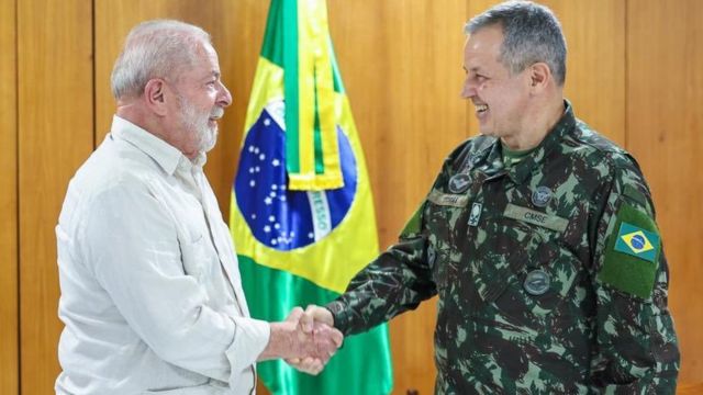 Lula e o general Paiva em foto divulgada após sua nomeação como o novo comandante do Exército