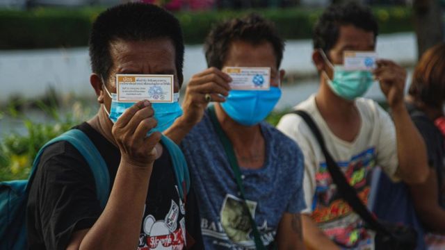 เมื่อวันที่ 31 ก.ค. ที่ผ่านมา มูลนิธิอิสรชนร่วมกับราชวิทยาลัยจุฬาภรณ์จัดฉีดวัคซีนให้แก่คนไร้บ้าน กลุ่มเปาะบาง และเจ้าหน้าที่มูลนิธิอาสาภาคสนามต่างๆ จัดวัคซีนซิโนฟาร์มฉีดจำนวน 300 โดส ที่บริเวณพระแม่ธรณีบีบมวยผมข้างศาลฏีกา