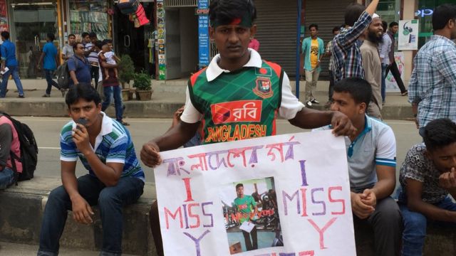 স্টেডিয়ামের সামনে বাংলাদেশের একজন সমর্থক