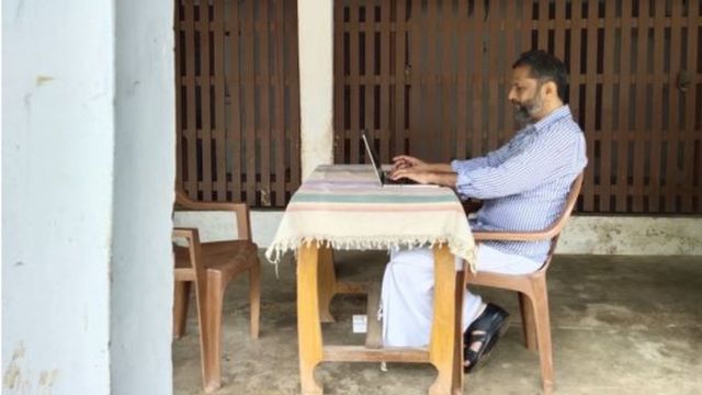 Sridhar trabajando en su casa