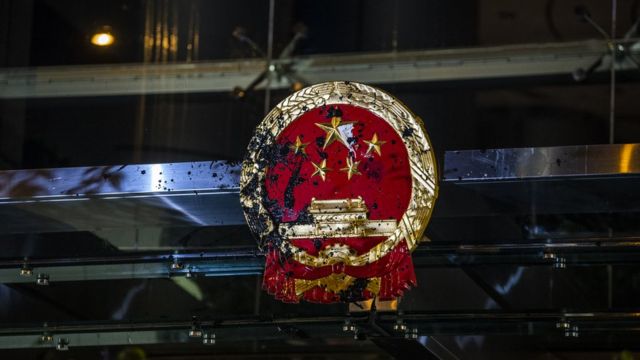 示威者弄污国徽触发中联办及香港政府强烈谴责。